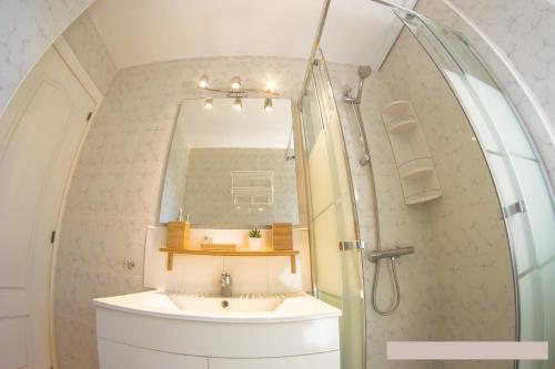 une salle de bain avec un lavabo et une douche avec un miroir dans l'établissement IRIS Nº 131 Benalmadena, à Benalmádena