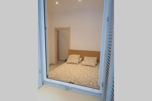 un reflet miroir d'un lit dans une pièce dans l'établissement Casa al Mare a Menton a 100 metri dalla spiaggia, à Menton