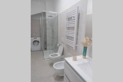 une salle de bain blanche avec toilettes et douche dans l'établissement Casa al Mare a Menton a 100 metri dalla spiaggia, à Menton