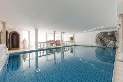 Majoituspaikassa Hotel Sonklarhof tai sen lähellä sijaitseva uima-allas