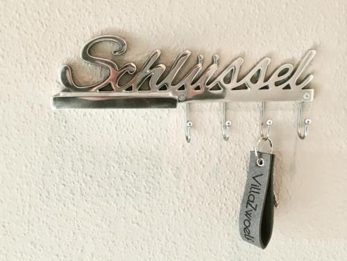 a metal sign hanging on a wall with a knife at Villa Zwölf in Soltau