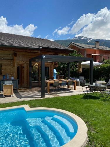 une piscine dans la cour d'une maison dans l'établissement Grand chalet à la montagne, à Bourg-Saint-Maurice