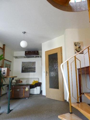 Zimmer mit einem Flur mit einer Tür und einer Treppe in der Unterkunft Ferienwohnung Lehmann in Lunzenau