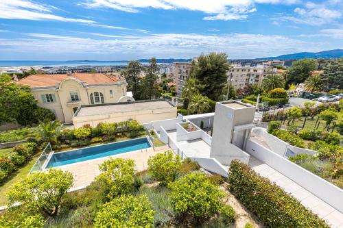une vue aérienne d'une maison avec piscine dans l'établissement Au Soleil de Nice, à Nice