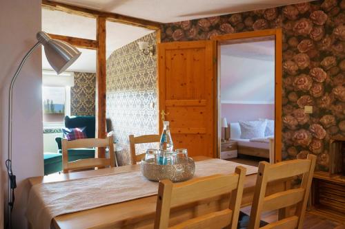 - une salle à manger avec une table en bois et un miroir dans l'établissement Ferienwohnung Ziegelbergsweg, à Wernigerode