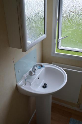 um lavatório branco numa casa de banho com uma janela em Golden Palm Resort Sherwood 6 Berth Club Tropicana Chapel St Leonards em Skegness