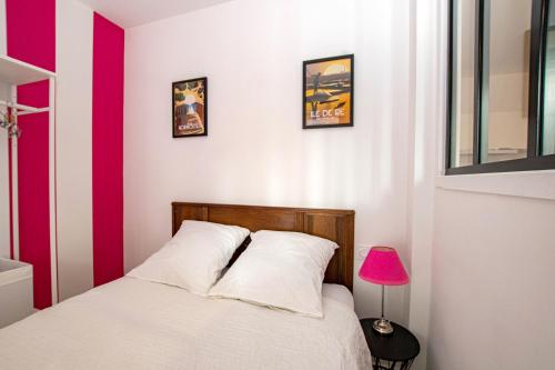 1 dormitorio con 1 cama con rayas rosas y blancas en Chez Emile Le Rose Bonbon-Tout Neuf avec Netflix, en Niort