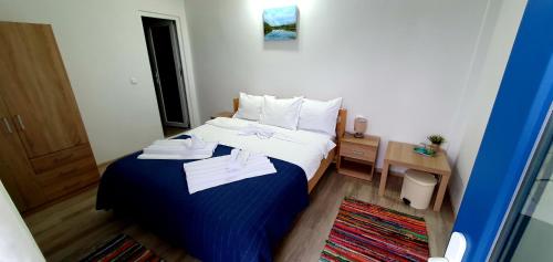 Una habitación de hotel con una cama con toallas. en Splendoarea Deltei, en Maliuc