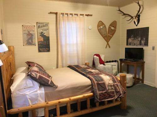 Giường trong phòng chung tại Holiday Lodge Cabins