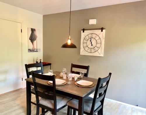 Gambar di galeri bagi The Redwood Guesthouse at the Floras Lake Getaway di Langlois