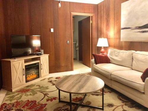 Ruang duduk di The Redwood Guesthouse at the Floras Lake Getaway
