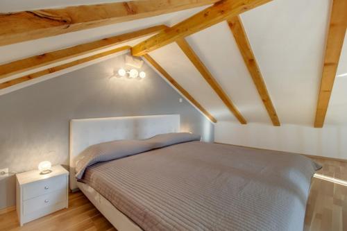 Postel nebo postele na pokoji v ubytování Apartment in Mali Lošinj with terrace, air conditioning (3683-2)