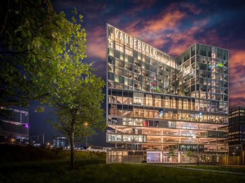 a rendering of the metropolitan hotel at night at Van der Valk Hotel Amsterdam Zuidas -Rai in Amsterdam