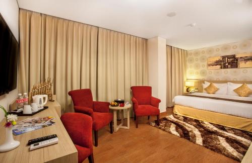 Кровать или кровати в номере Days Hotel & Suites by Wyndham Jakarta Airport