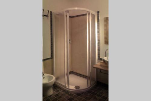 La salle de bains est pourvue d'une douche, de toilettes et d'un lavabo. dans l'établissement L'Approdo Bilocale, à Carloforte
