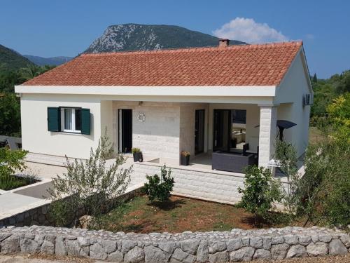 a small white house with a red roof at Holiday Home 4542 in Mali Ston
