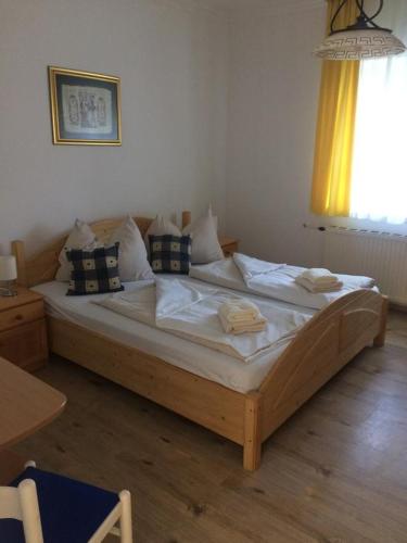1 dormitorio con 1 cama grande en una habitación en Báró Berg Apartman2, en Kapuvár