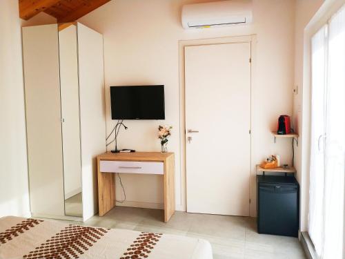 1 dormitorio con 1 cama y escritorio con TV en sweet homes en Lecco