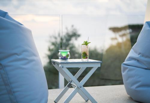 a blue table with a plant on it next to a couch at Hotel & Spa Relais Freedom Club in Massa Lubrense