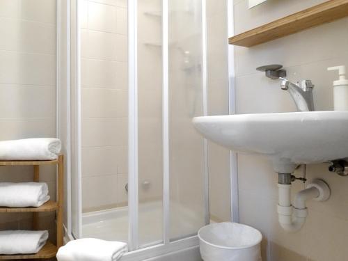 a bathroom with a sink and a shower at Guest House Villa Angaran San Giuseppe in Bassano del Grappa