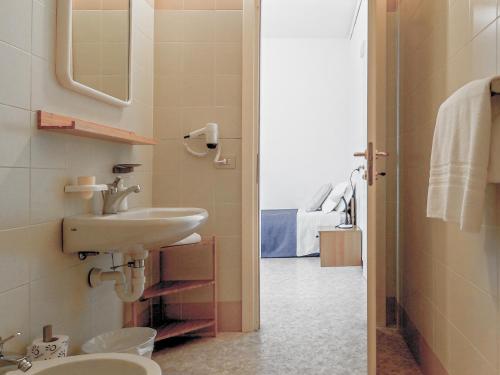 bagno con lavandino e specchio di Guest House Villa Angaran San Giuseppe a Bassano del Grappa