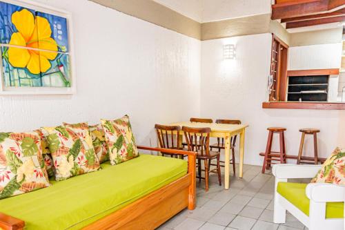 a living room with a couch and a table at Casa Geminada duplex 04, Jurerê a 3 quadras da praia JUR184 in Florianópolis