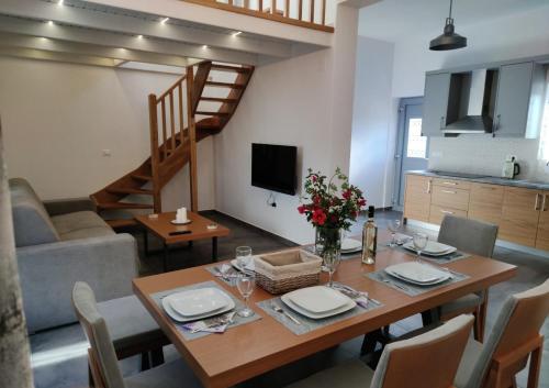 Villa Ageri في أبولونيا: غرفة طعام مع طاولة وغرفة معيشة