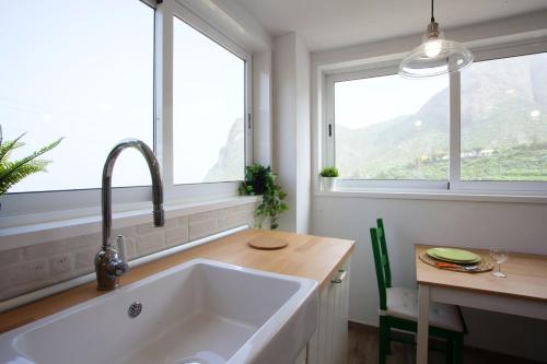 Ett badrum på 2 bedrooms house with sea view furnished terrace and wifi at Santa Cruz de Tenerife