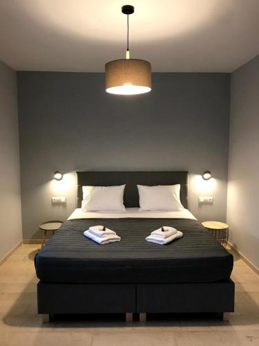 ein Schlafzimmer mit einem großen Bett mit zwei Handtüchern darauf in der Unterkunft Tasoula's Beachside Rooms in Palaiochóra
