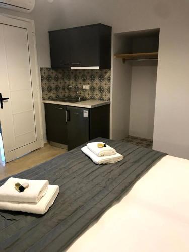 um quarto com duas toalhas brancas numa cama em Tasoula's Beachside Rooms em Palaiochóra