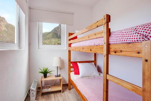 Våningssäng eller våningssängar i ett rum på 2 bedrooms house with sea view furnished terrace and wifi at Santa Cruz de Tenerife