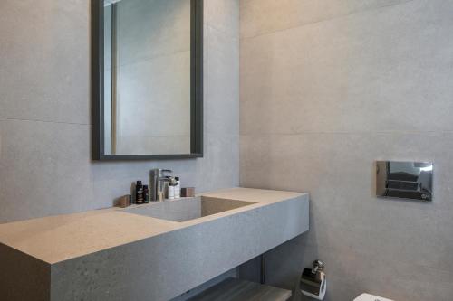 Bilik mandi di Mare Blue Suites