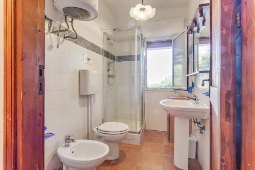 Kupatilo u objektu Scopello Flat with Panoramic Courtyard and Parking