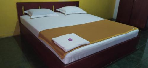 מיטה או מיטות בחדר ב-OYO 90490 Hotel Nyi Rindang