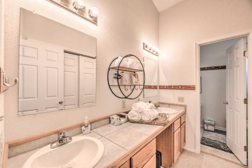 een badkamer met een wastafel en een spiegel bij Charming Cloudcroft Cabin with Deck and Mtn Views in Cloudcroft