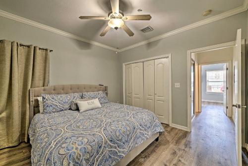 Katil atau katil-katil dalam bilik di Modern Island Condo with Pool Steps to the Beach!
