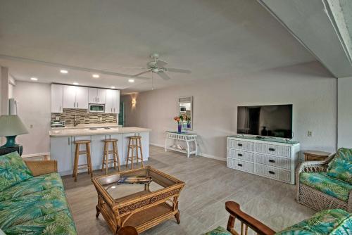 Televisyen dan/atau pusat hiburan di Beachfront St Croix Condo with Pool and Lanai!