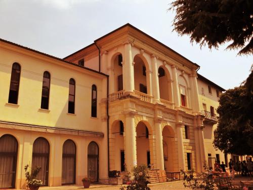 a large building with a lot of windows at Guest House Villa Angaran San Giuseppe in Bassano del Grappa