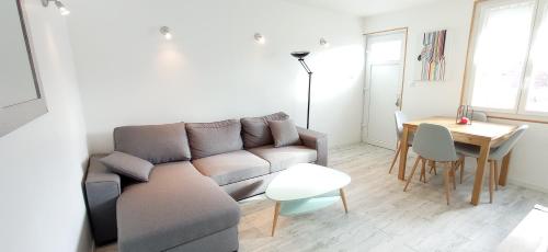 un salon avec un canapé et une table dans l'établissement Maison Coeur de Ville - Spacieuse avec Terrasse, à Déville-lès-Rouen