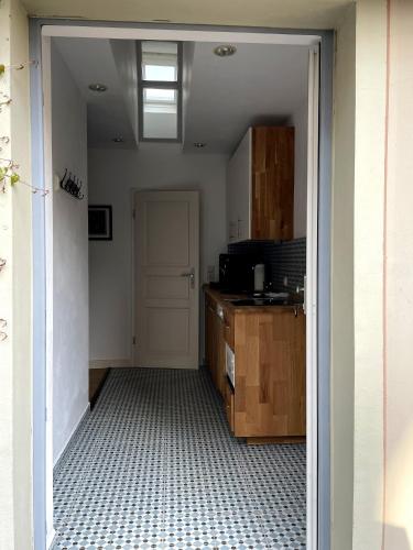 Una cocina o cocineta en FEWO im Kneipenviertel Altkötzschenbroda