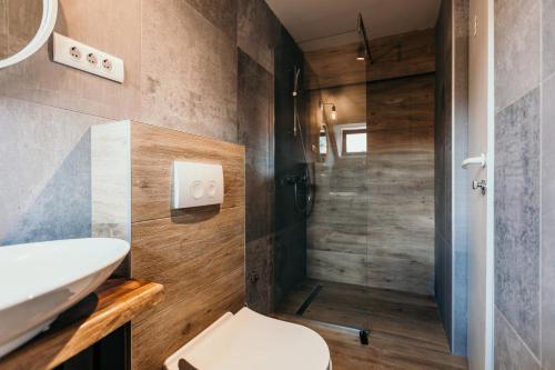 ein Badezimmer mit Dusche, Toilette und Waschbecken in der Unterkunft Baščaršija Sight in Sarajevo