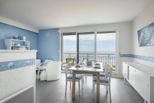 une cuisine et une salle à manger avec une table et des chaises dans l'établissement À 50m de la plage, appartement vue mer pour 5, à Pornichet