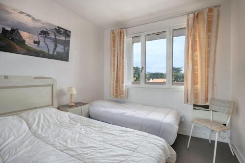 sypialnia z 2 łóżkami i oknem w obiekcie Situation ideale a Pornichet w mieście Pornichet