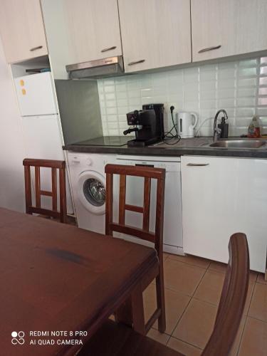 une cuisine avec un évier et une machine à laver dans l'établissement CARRO PROCHE MER MAISON DANS RESIDENCE 3 étoiles avec piscine et tennis, à Martigues