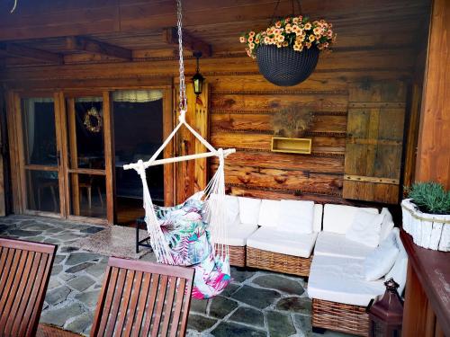 a porch with a hammock in a cabin at Gierkówka - Górska Rezydencja Pierwszego Sekretarza in Zwardoń