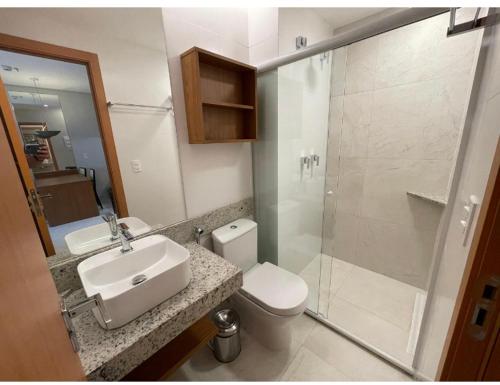 un bagno con wc, lavandino e doccia di Salinas Exclusive Resort Apartamento 2 quartos a Salinópolis
