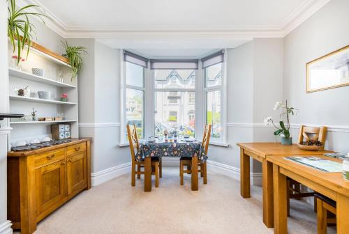 een eetkamer met een tafel en stoelen bij Cragwood Guest House in Keswick