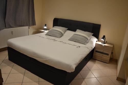 A bed or beds in a room at L’Abri