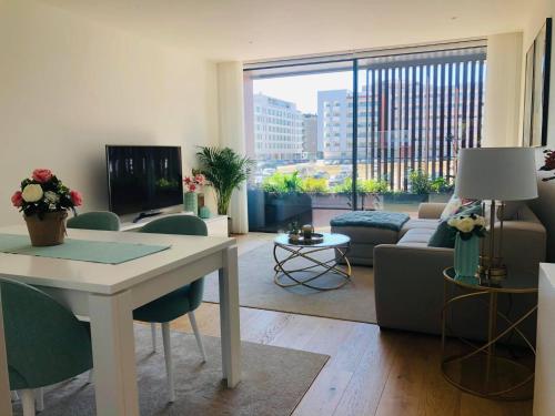 a living room with a couch and a table with chairs at Apartment PURO HOMES in Aveiro