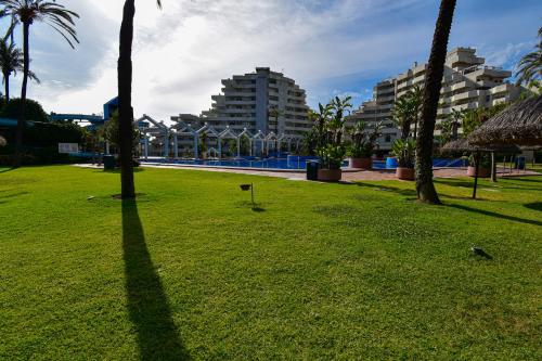Benal Beach, Luxury Sea & Mountain View Beachside 1 Bedroom Apartment